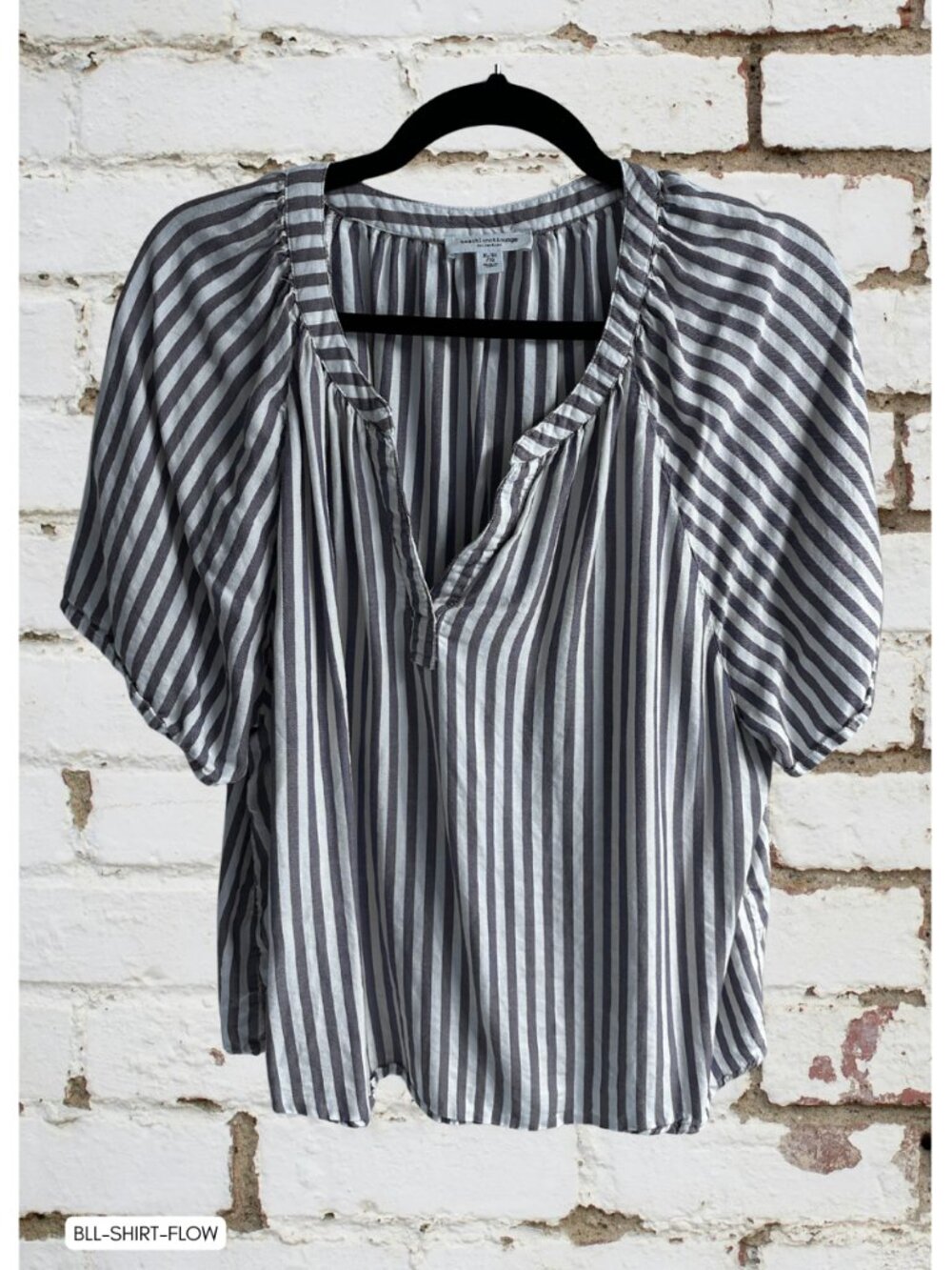 BeachLunchLounge | Blue and white flowy striped shirt, v-neck, quarter-sleeves